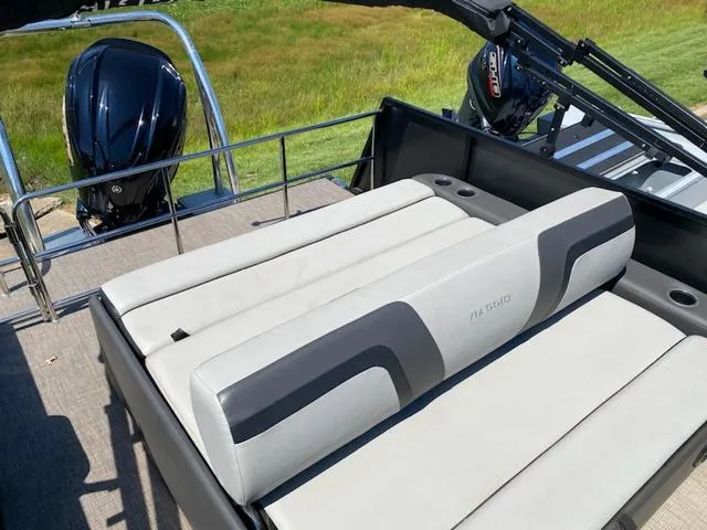 Slide: The Image of 2022 Viaggio Lago S L25S boat motor with propeller, Sunrise Marine & Motorsports logo. - 5