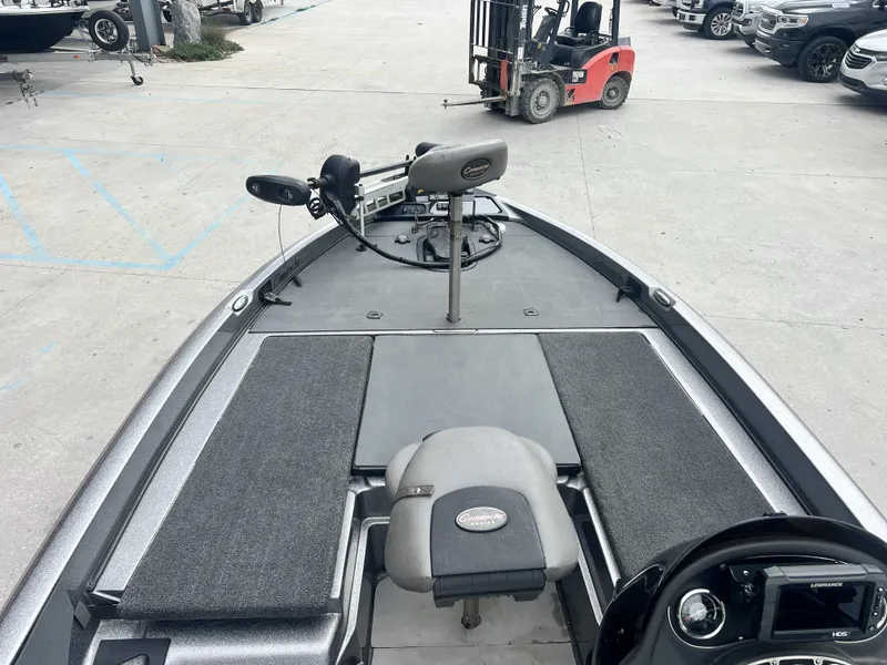 Slide: The Image of 2009 Ranger 208 VX boat interior with fishing seat and trolling motor. - 6