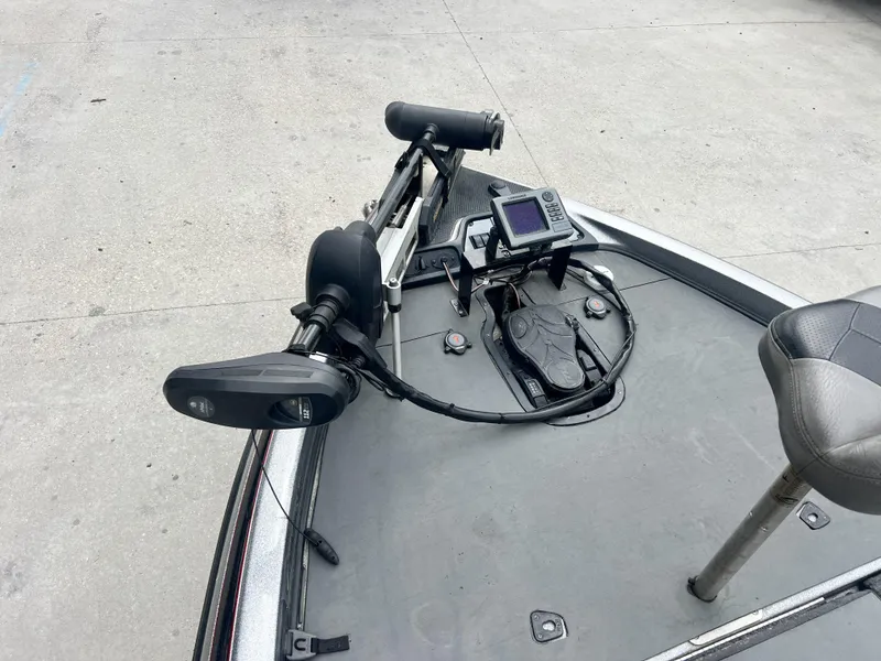 Slide: The Image of 2009 Ranger 208 VX boat deck with trolling motor and fish finder. - 7