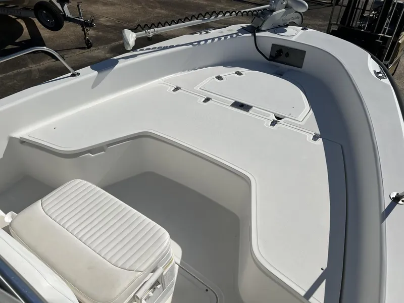 Slide: The Image of Boston Whaler 220 Dauntless 2006 - 10