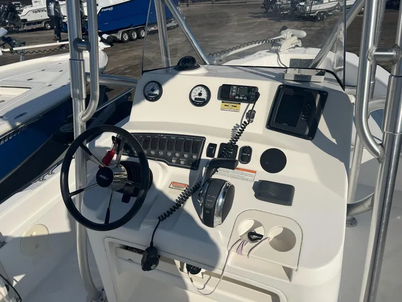 Slide: The Image of Boston Whaler 220 Dauntless 2006 - 12