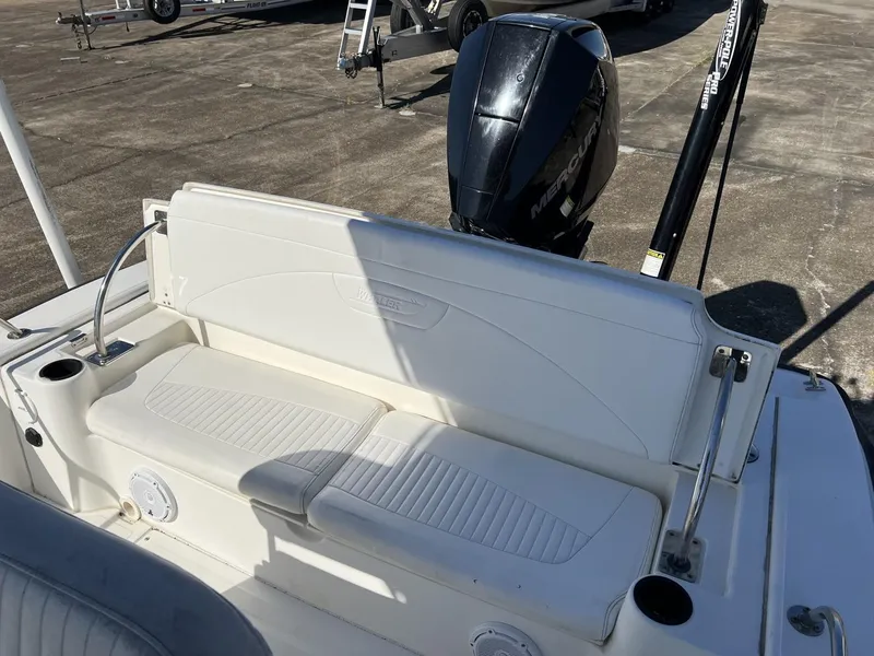Slide: The Image of Boston Whaler 220 Dauntless 2006 - 13