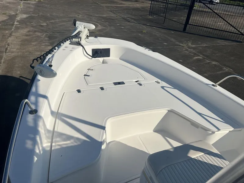 Slide: The Image of Boston Whaler 220 Dauntless 2006 - 14