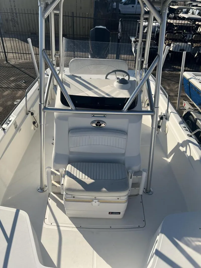 Slide: The Image of Boston Whaler 220 Dauntless 2006 - 15