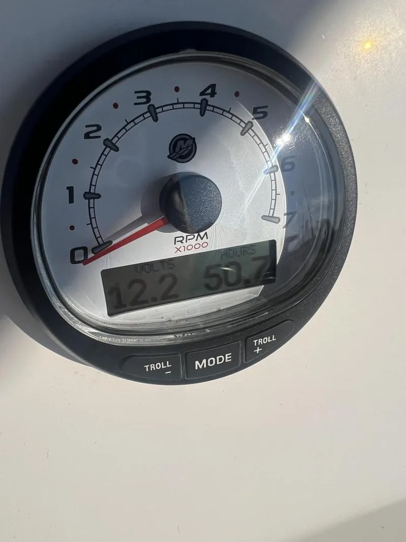 Slide: The Image of Boston Whaler 220 Dauntless 2006 - 16