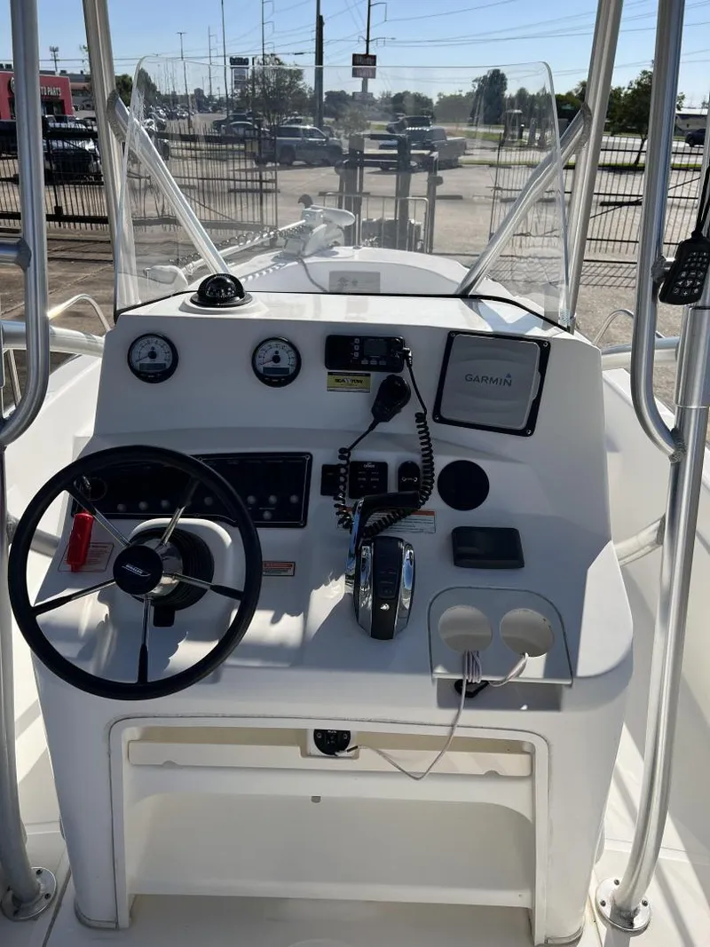 Slide: The Image of Boston Whaler 220 Dauntless 2006 - 17