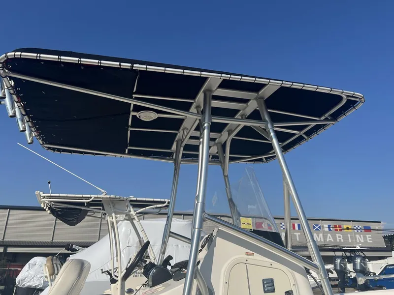 Slide: The Image of Boston Whaler 220 Dauntless 2006 - 3