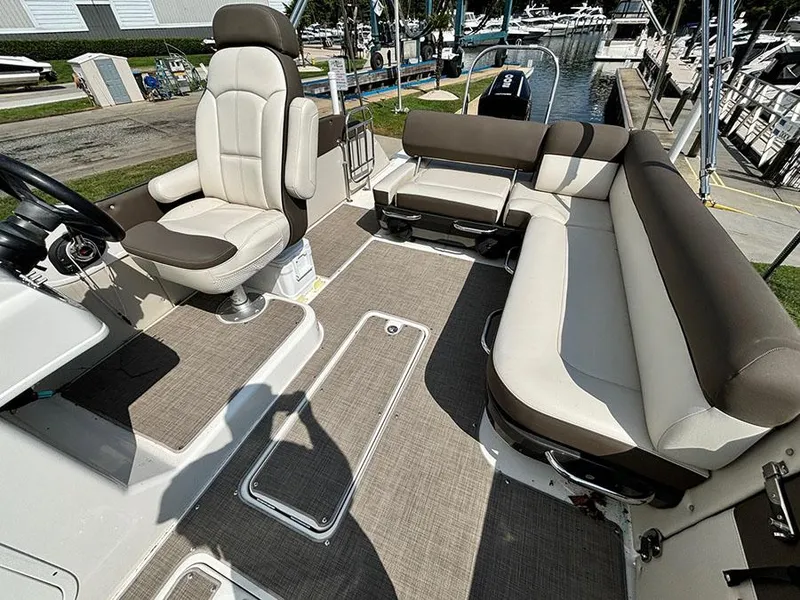 Slide: The Image of Bayliner Element XR7 2020 - 10