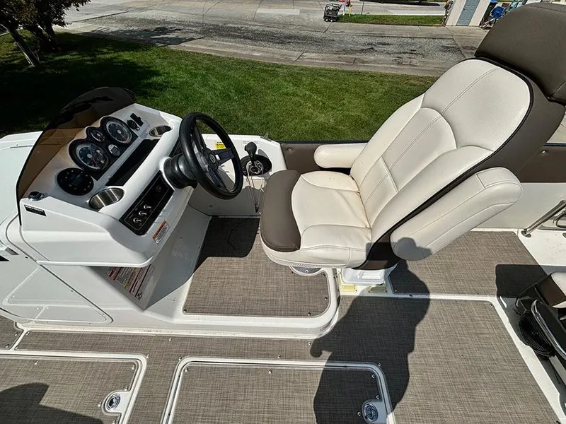 Slide: The Image of Bayliner Element XR7 2020 - 11