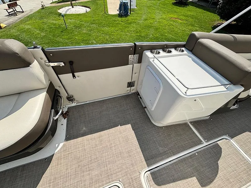 Slide: The Image of Bayliner Element XR7 2020 - 17