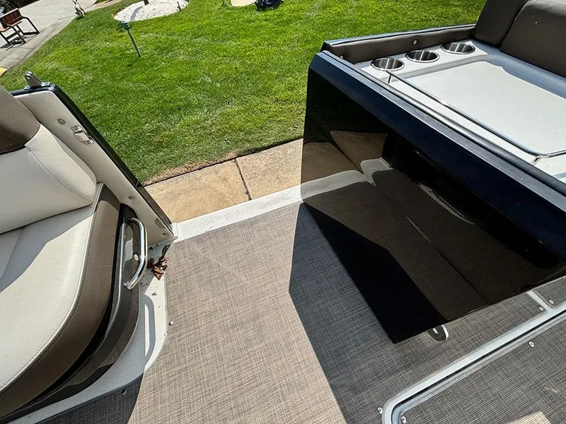 Slide: The Image of Bayliner Element XR7 2020 - 18