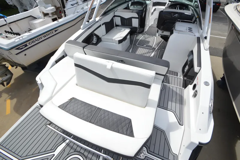 Slide: The Image of Monterey 275SS 2020 - 13