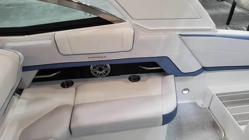 Slide: The Image of Formula 330 Crossover Bowrider OB 2025 - 51