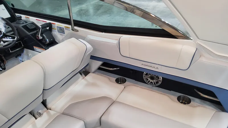 Slide: The Image of Formula 330 Crossover Bowrider OB 2025 - 52