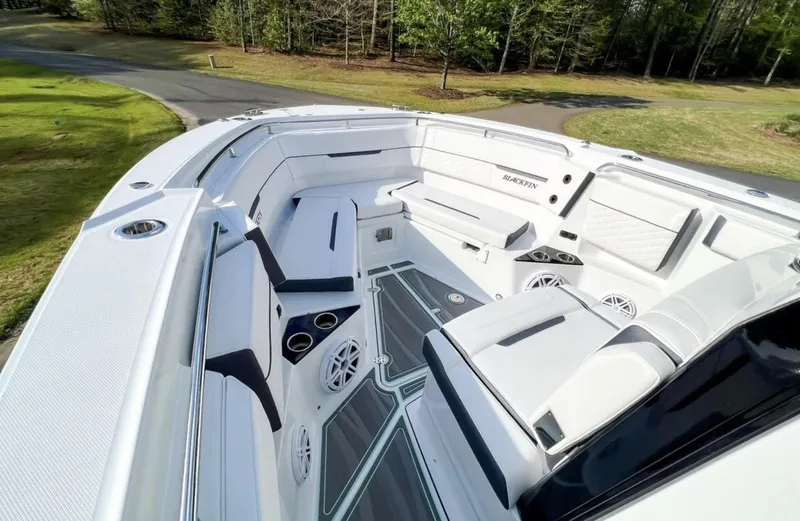 Slide: The Image of Blackfin 302 CC 2023 - 10