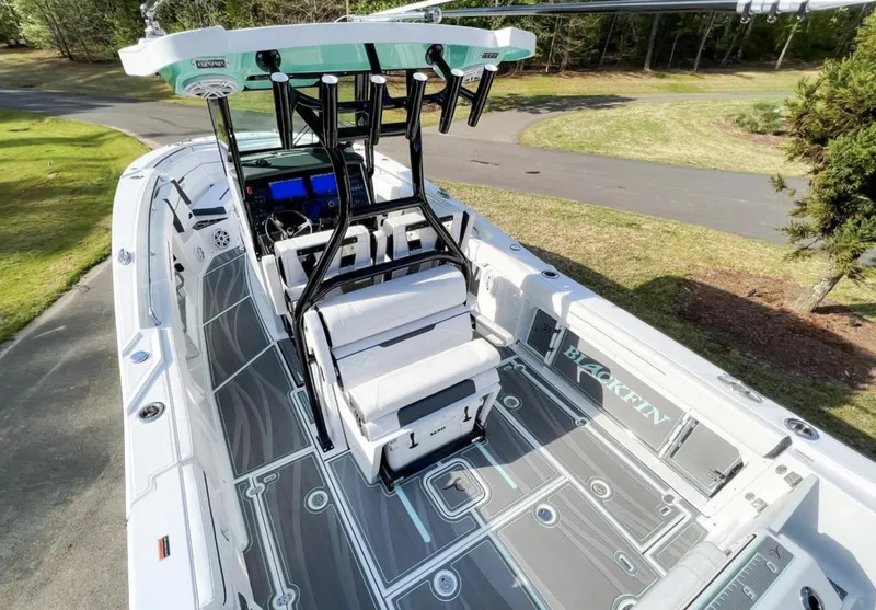 Slide: The Image of Blackfin 302 CC 2023 - 11