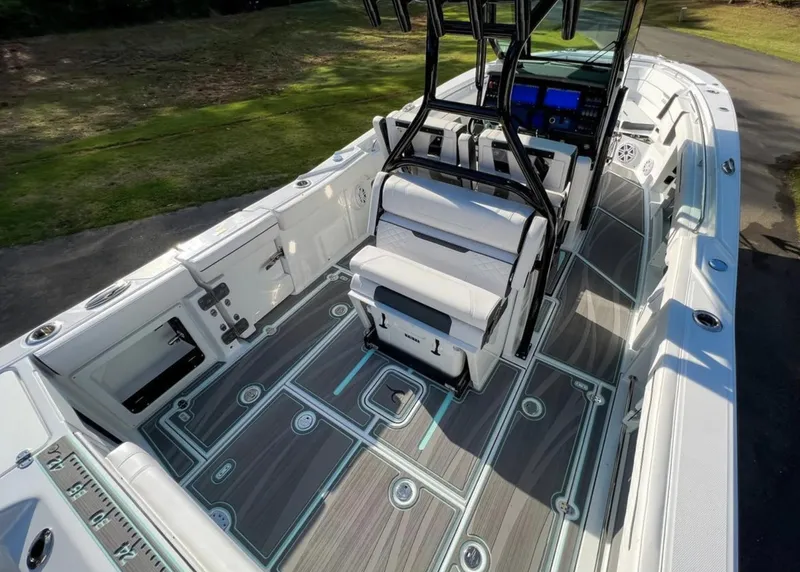 Slide: The Image of Blackfin 302 CC 2023 - 16