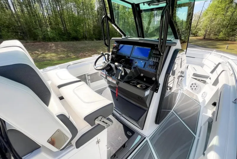 Slide: The Image of Blackfin 302 CC 2023 - 8