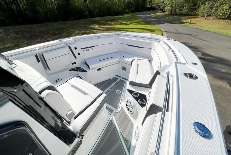 Slide: The Image of Blackfin 302 CC 2023 - 9