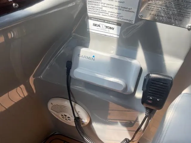 Slide: The Image of Garmin device and radio on 2000 Four Winns 328 Vista boat dashboard. - 12