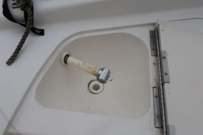Slide: The Image of Boat sink with faucet on a 2002 Chaparral 280 SSi. - 41