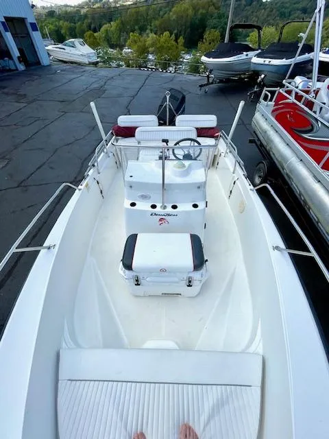 Slide: The Image of 2001 Boston Whaler 18 Dauntless boat with white interior and steering console. - 8