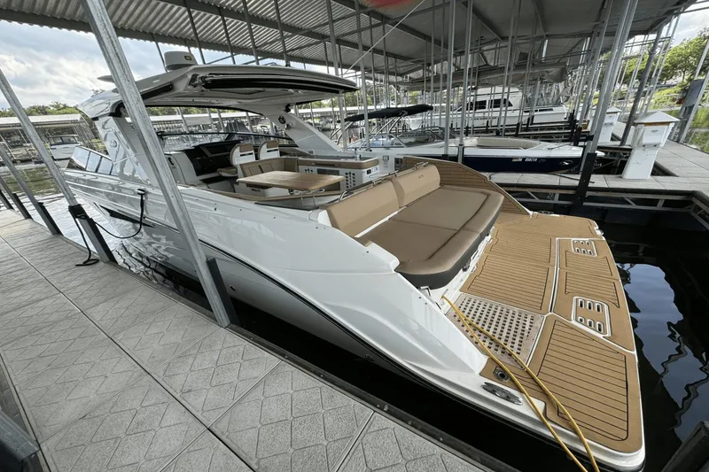 Slide: The Image of Sea Ray 400 SLX 2019 - 17