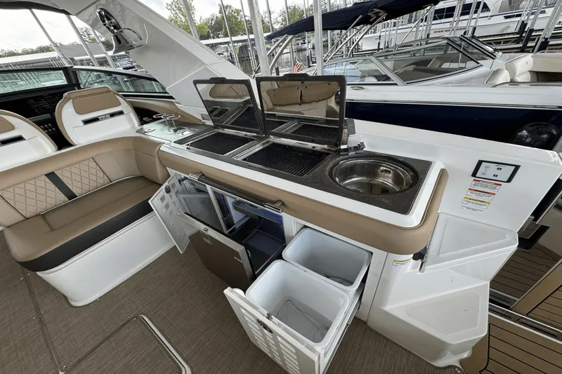 Slide: The Image of Sea Ray 400 SLX 2019 - 24