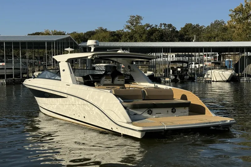 Slide: The Image of Sea Ray 400 SLX 2019 - 9