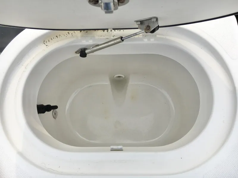 Slide: The Image of Livewell compartment on a 2006 Seaswirl Striper 2901 Walkaround O/B boat. - 14