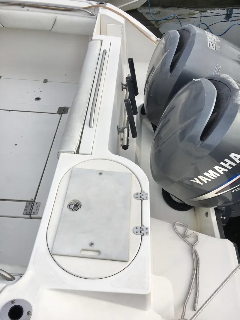 Slide: The Image of 2006 Seaswirl Striper 2901 Walkaround O/B with Yamaha outboard motors, docked. - 37
