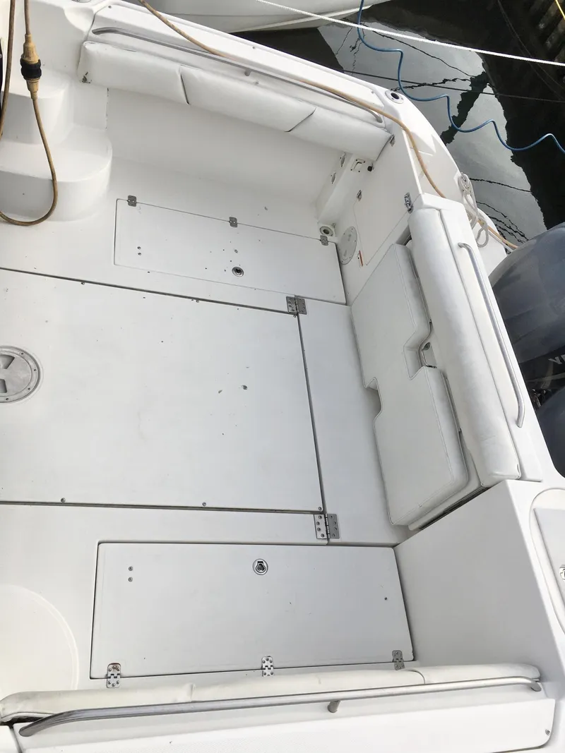 Slide: The Image of 2006 Seaswirl Striper 2901 Walkaround O/B boat deck, spacious and clean layout. - 9