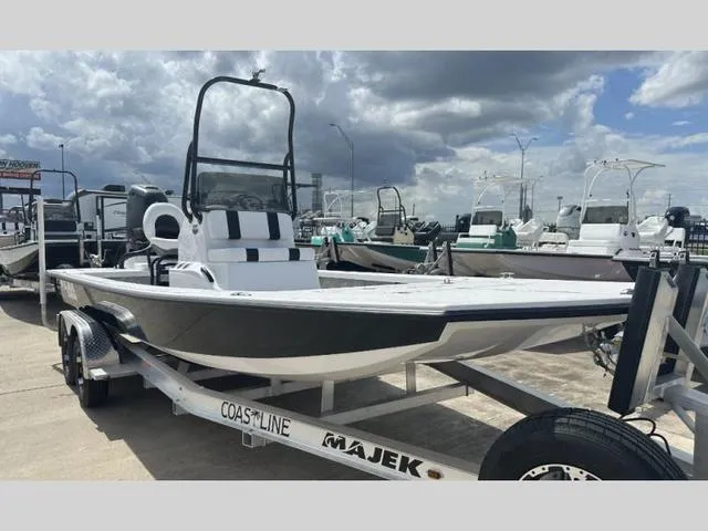 Slide: The Image of Majek 226 Illusion 2024 - 1