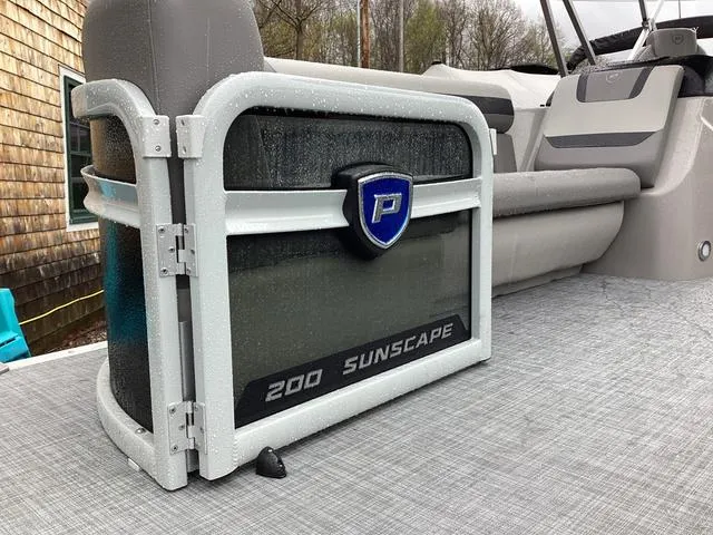 Slide: The Image of Premier 200 Sunscape RL 2025 - 12