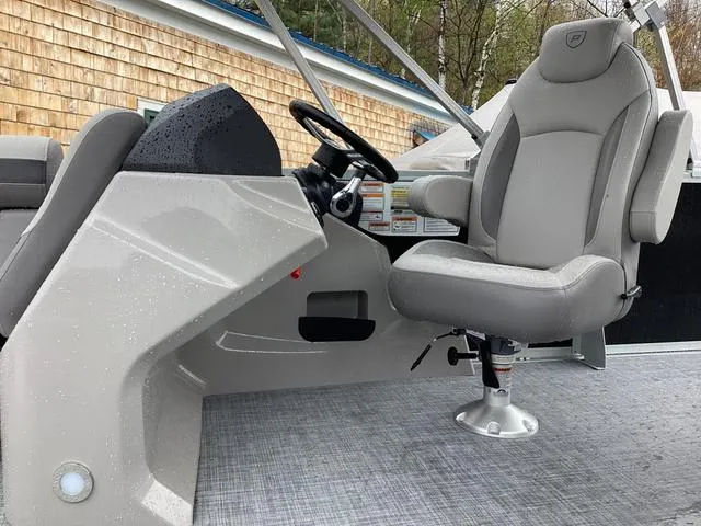 Slide: The Image of Premier 200 Sunscape RL 2025 - 13