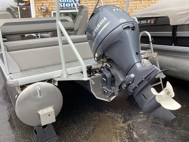 Slide: The Image of Premier 200 Sunscape RL 2025 - 15