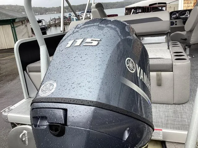 Slide: The Image of Premier 200 Sunscape RL 2025 - 16