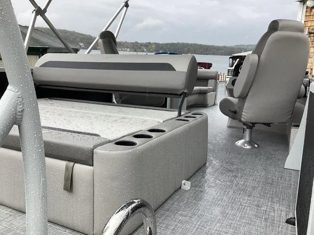 Slide: The Image of Premier 200 Sunscape RL 2025 - 17