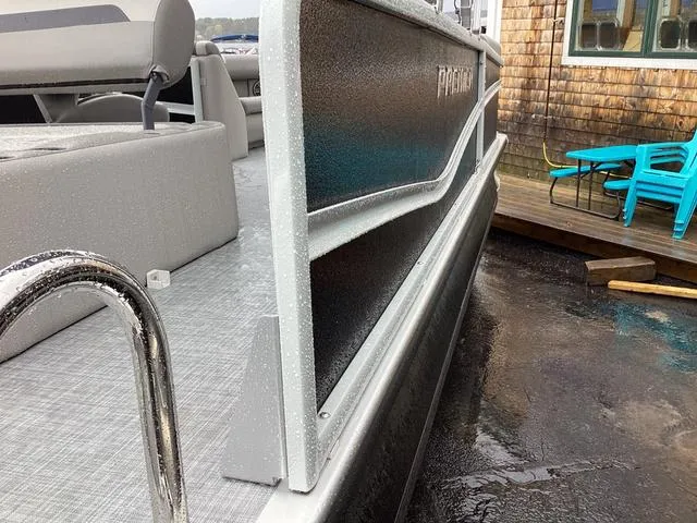 Slide: The Image of Premier 200 Sunscape RL 2025 - 18