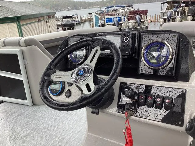 Slide: The Image of Premier 200 Sunscape RL 2025 - 19