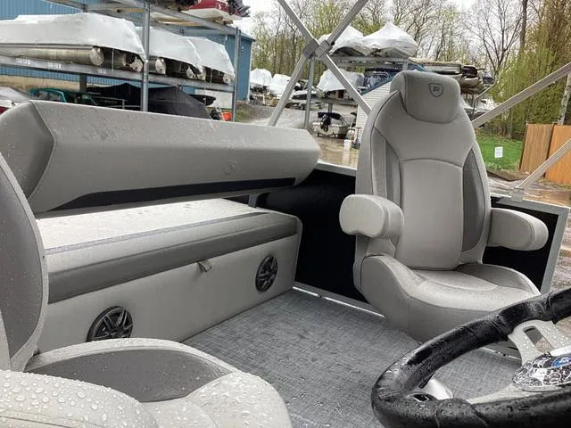 Slide: The Image of Premier 200 Sunscape RL 2025 - 20