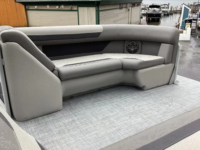 Slide: The Image of Premier 200 Sunscape RL 2025 - 21