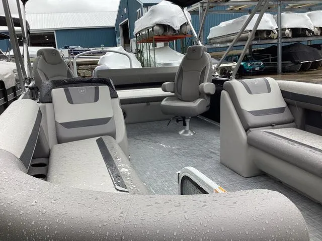 Slide: The Image of Premier 200 Sunscape RL 2025 - 23