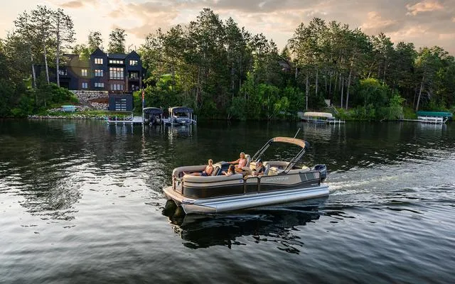 Slide: The Image of Premier 200 Sunscape RL 2025 - 8