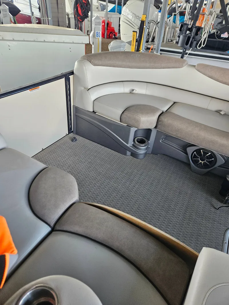 Slide: The Image of Avalon 2385RJ 2020 - 2