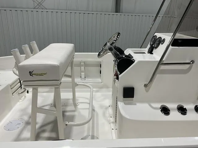 Slide: The Image of Bayliner Trophy T18 2025 - 10