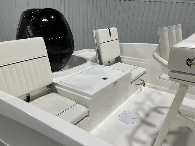 Slide: The Image of Bayliner Trophy T18 2025 - 12