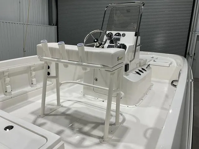 Slide: The Image of Bayliner Trophy T18 2025 - 13