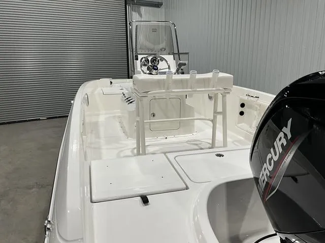 Slide: The Image of Bayliner Trophy T18 2025 - 14