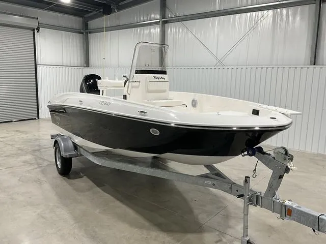 Slide: The Image of Bayliner Trophy T18 2025 - 4